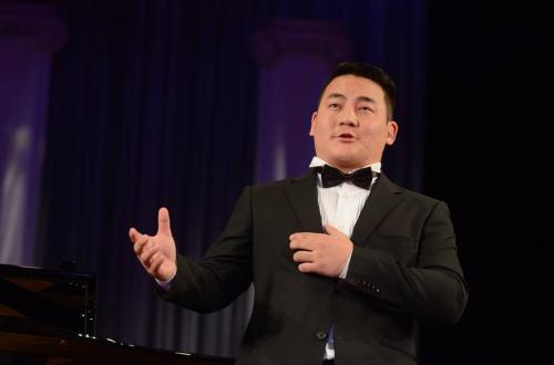 ОХУ-ын Курск хотод болсон олон улсын тэмцээнд залуу дуучин Б.Монголхүү шагнал хүртлээ